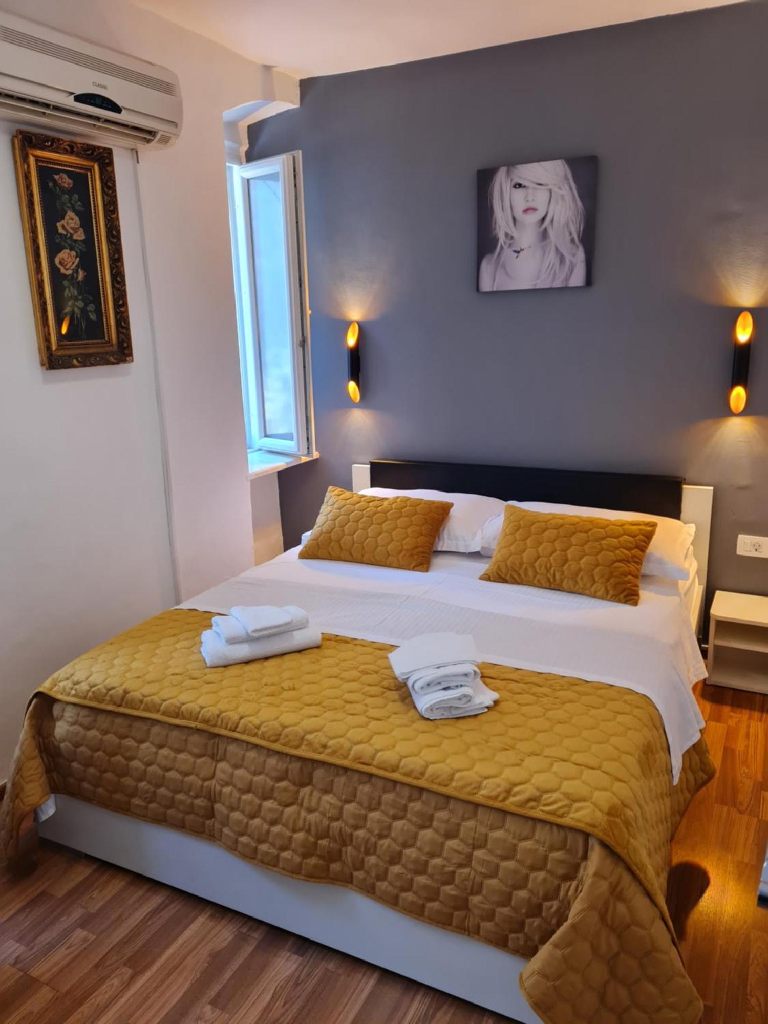 Inchy Accommodation - In The Center Of Diocletian'S Palace Split Bagian luar foto
