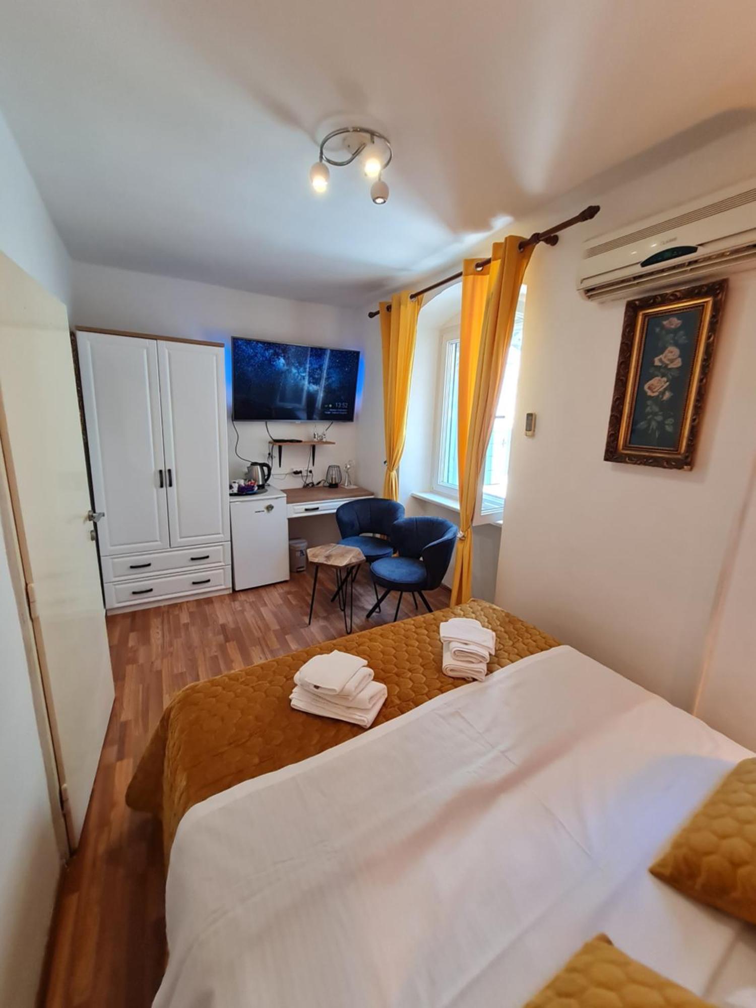 Inchy Accommodation - In The Center Of Diocletian'S Palace Split Bagian luar foto